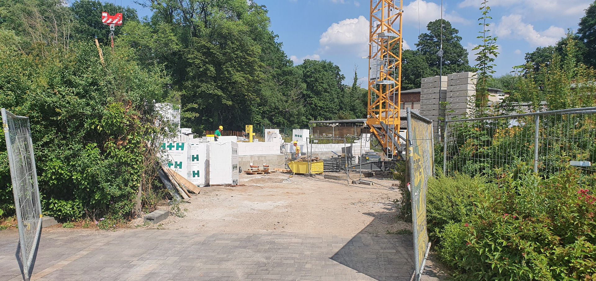 Gerberstraße 2, Bautenstand 29-06-2021 - Bodenplatte gegossen und Enstehung des Mauerwerks