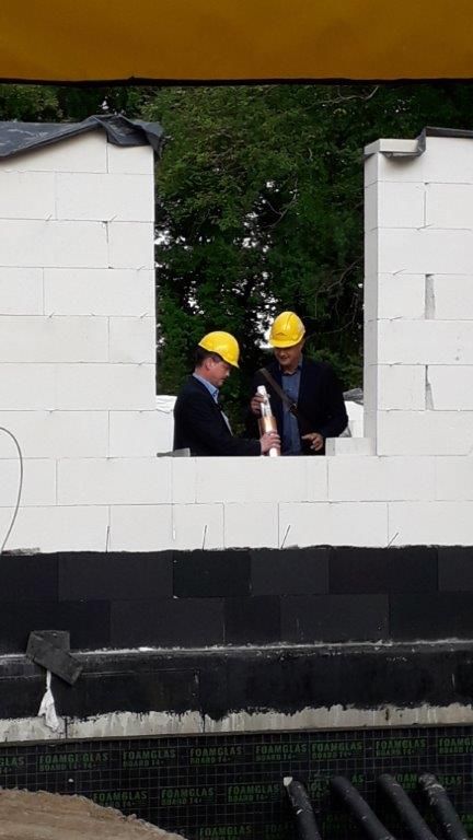 Gerberstraße 2, Grundsteinlegung 02-07-2021 - Bestücken der Zeitkapsel durch Hr- Preußmann u- Hr- Stoy